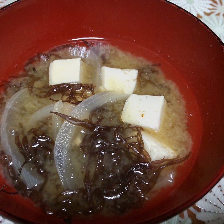 ふのりと玉ねぎと豆腐の味噌汁
